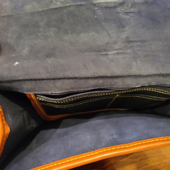 EXCELLENT condition Dooney and Bourke Bag - Picture 4 of 5